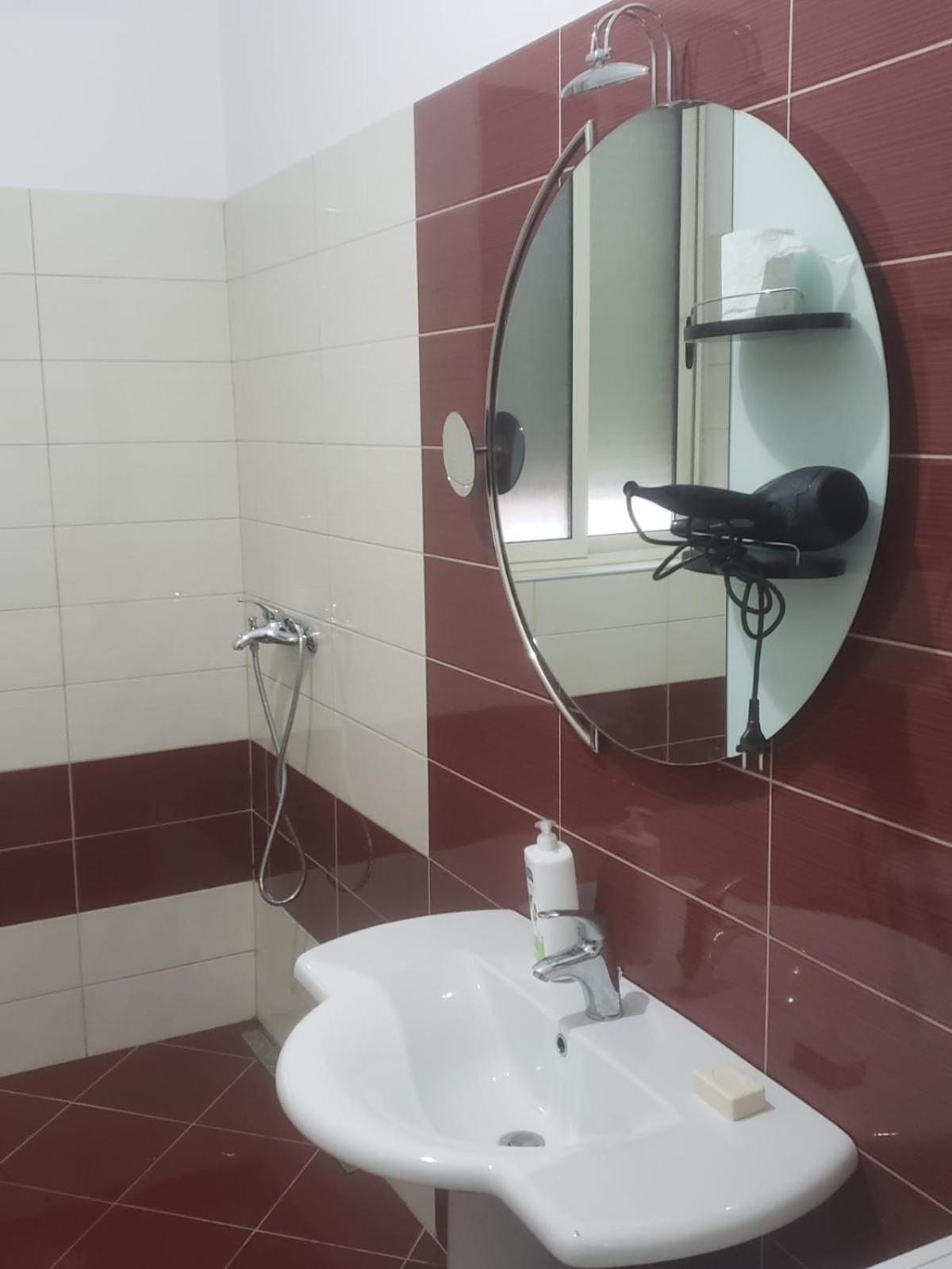 Hostel Oakland Тирана Экстерьер фото
